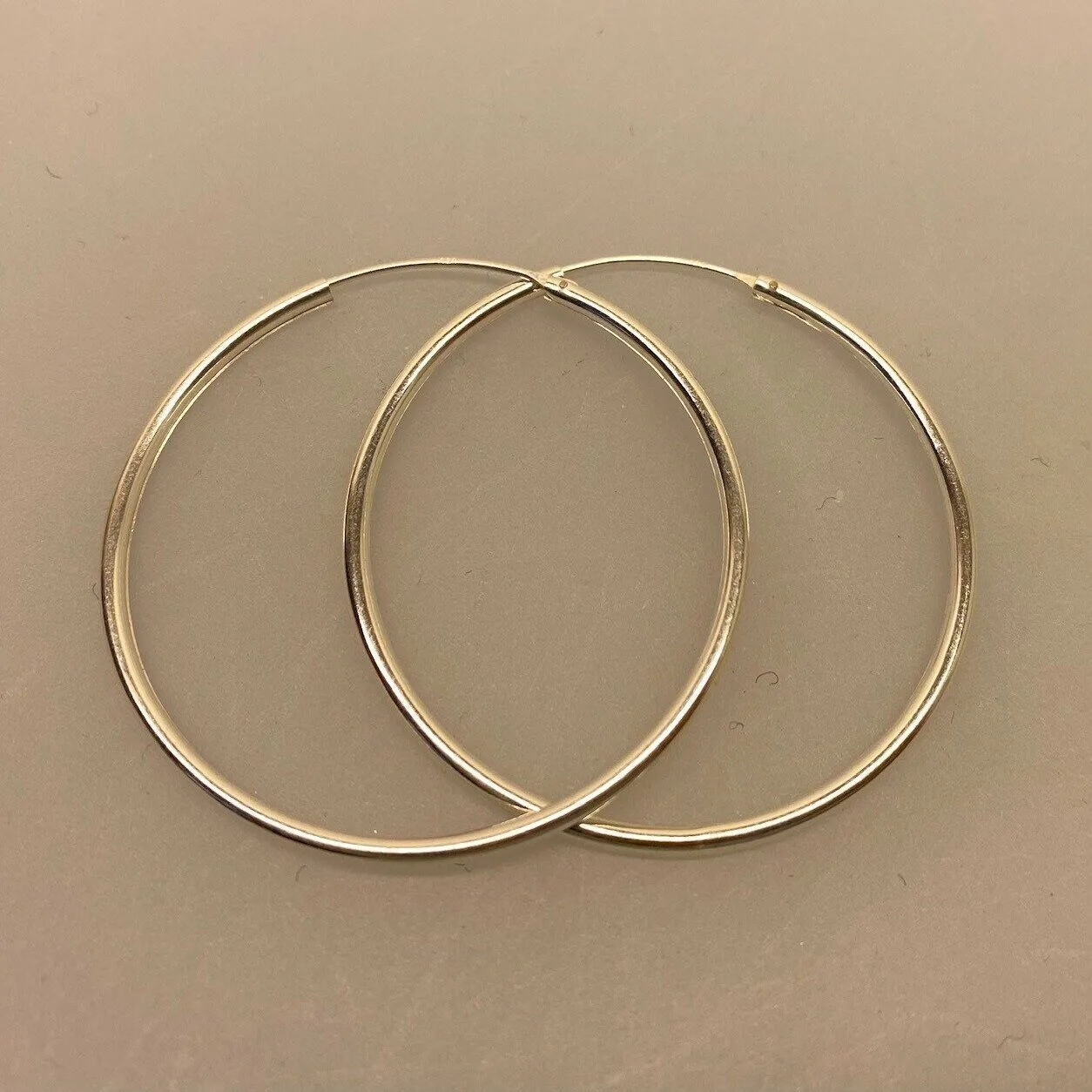 sø 2045, Creoler i sølv Ø 45 mm glatte hoops 2 mm sø, 2045, Creoler i sølv Ø 45 mm glatte hoops 2 mm, store, tynde, flotte, hoops, creoler, øreringe, ørenringe, sølvøreringe, sølvhoops, ægte, sterling, sølv, 925, massive, holdbare, billige, nikkelfri, allergivenlige, allergitestede, danske, brands, nye, tilbud, lette, moderne, gaveide, konfirmation, student, stine a, enamel, kønig, enamel, maanesten, pico, biti, ribe