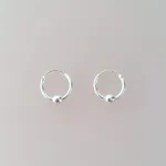 Creoler i sølv Ø 14 mm hoops med kugle,Ø 14 mm sølv Creoler - hoops med kugle, Sølvøreringe, sølv smykker, ørenringe, øreringe, runde, ringe, hoops, creol, creoler, boho, boheme, chick, design, ægte sølv, sterling sølv, oxyderet, mønster, bevikling, snoning, pynt, street, cool, biti, ribe, sølv hoops,