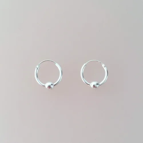 Creoler i sølv Ø 14 mm hoops med kugle,Ø 14 mm sølv Creoler - hoops med kugle, Sølvøreringe, sølv smykker, ørenringe, øreringe, runde, ringe, hoops, creol, creoler, boho, boheme, chick, design, ægte sølv, sterling sølv, oxyderet, mønster, bevikling, snoning, pynt, street, cool, biti, ribe, sølv hoops,