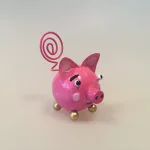 Memo holder metal - Lyserød gris, Metal Figur - Lyserød Gris, grisebasse, grissebasse, pink, svin, pig, piggy, ting med grise, gurli gris, gustav gris, memoholder, huskeseddel, noter, huskeklemme, indkøbsseddel, pengegave, pengeholder, fotoholder, gave, metalgris, grisefigur, metalfigur,