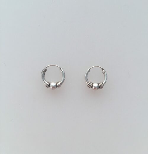 Creol øreringe i sølv med oxyderet mønster - små creoler med kugle og snoning Ø10 mm