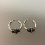 Creoler i sølv Ø 14 mm chunky med oxideret sol og twistet snoning, billige, kvalitet, holdbare, stærke, ægte, chunky, hoops, maanesten, smykker, stine a, cool, seje,Ø 14 mm Creoler sølv med oxyderet sol og twistet snoning, chunky, boho, boheme, hippie chick, ægte sølv, sterling sølv, biti, ribeSølvøreringe, sølv smykker, ørenringe, øreringe, runde, ringe, hoops, creol, creoler