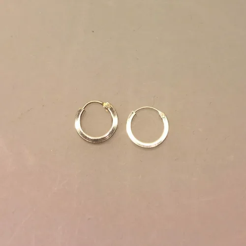 Creoler i sølv Ø 10 mm glatte hoops med kantet profil, Creoler i sølv Ø 10 mm Hoops med kantet profil, Ø 10mm Croler - Hoops med kantet profil, Sølvøreringe, sølv smykker, ørenringe, øreringe, runde, ringe, hoops, creol, creoler, boho, boheme, chick, design, ægte sølv, sterling sølv, oxyderet, mønster, bevikling, snoning, pynt, street, cool, biti, ribe, sølv hoops,