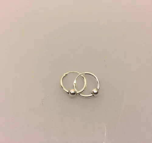 Creoler i sølv Ø 14 mm hoops med kugle,Ø 14 mm sølv Creoler - hoops med kugle, Sølvøreringe, sølv smykker, ørenringe, øreringe, runde, ringe, hoops, creol, creoler, boho, boheme, chick, design, ægte sølv, sterling sølv, oxyderet, mønster, bevikling, snoning, pynt, street, cool, biti, ribe, sølv hoops,