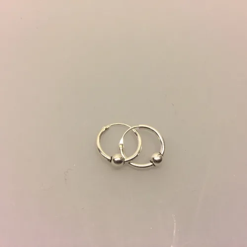 Creoler i sølv Ø 14 mm hoops med kugle,Ø 14 mm sølv Creoler - hoops med kugle, Sølvøreringe, sølv smykker, ørenringe, øreringe, runde, ringe, hoops, creol, creoler, boho, boheme, chick, design, ægte sølv, sterling sølv, oxyderet, mønster, bevikling, snoning, pynt, street, cool, biti, ribe, sølv hoops,