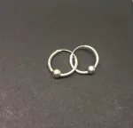 Creoler i sølv Ø 14 mm hoops med kugle,Ø 14 mm sølv Creoler - hoops med kugle, Sølvøreringe, sølv smykker, ørenringe, øreringe, runde, ringe, hoops, creol, creoler, boho, boheme, chick, design, ægte sølv, sterling sølv, oxyderet, mønster, bevikling, snoning, pynt, street, cool, biti, ribe, sølv hoops,