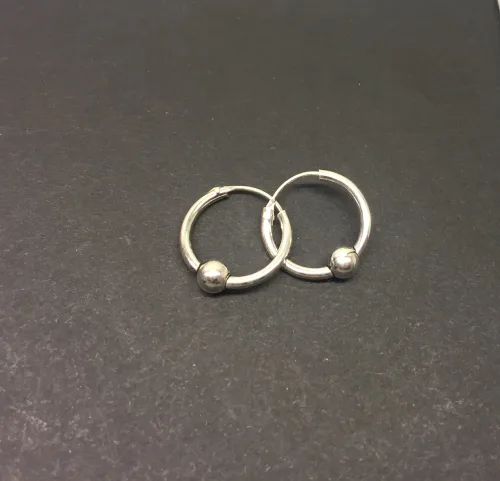 Creoler i sølv Ø 14 mm hoops med kugle,Ø 14 mm sølv Creoler - hoops med kugle, Sølvøreringe, sølv smykker, ørenringe, øreringe, runde, ringe, hoops, creol, creoler, boho, boheme, chick, design, ægte sølv, sterling sølv, oxyderet, mønster, bevikling, snoning, pynt, street, cool, biti, ribe, sølv hoops,
