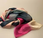 1658-242,Glat silketørklæde 1658 - Pink/sort/rosa, sort, grå, pink, cerise, rosa, pudder, nude, silke, ren silke, silketørklæde, kvalitet, lækkert, glat, ponge, pongé, forarbejdning, håndrullede, kanter, kinesisk, koloreret, colouring, blank, smukt, lækkert, biti, ribe, kor, til kor, sjal, aflangt, 100% silke, luksus