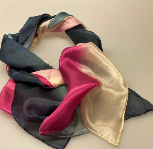 1658-242,Glat silketørklæde 1658 - Pink/sort/rosa, sort, grå, pink, cerise, rosa, pudder, nude, silke, ren silke, silketørklæde, kvalitet, lækkert, glat, ponge, pongé, forarbejdning, håndrullede, kanter, kinesisk, koloreret, colouring, blank, smukt, lækkert, biti, ribe, kor, til kor, sjal, aflangt, 100% silke, luksus