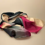 1658-242,Glat silketørklæde 1658 - Pink/sort/rosa, sort, grå, pink, cerise, rosa, pudder, nude, silke, ren silke, silketørklæde, kvalitet, lækkert, glat, ponge, pongé, forarbejdning, håndrullede, kanter, kinesisk, koloreret, colouring, blank, smukt, lækkert, biti, ribe, kor, til kor, sjal, aflangt, 100% silke, luksus