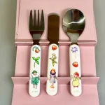 Elsa Beskow Børnebestik - Blomsterbarn, blomsterbørnene, barselsgave, dåbsgave, til de små, nostalgisk, emil, børneservice, barnebestik, Elsa Beskow service bestiksæt, rätt start, 3909