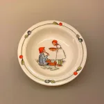 Elsa Beskow Dyb Tallerken - Putte i blåbærskoven, skål, putte, blåbærskoven, Elsa Beskow, astrid lindgren, sverige, svensk, børnebøger, tegner, eventyr, historier, service, til børn, smukke, tegninger, illustrationer, børneservice, tallerken, skål, krus, bestik, dåbsgave, barnedåb, nyfødt, barselsgave, emil, ida, småland, lønneberg, gave, gaveide, nostalgisk, biti, ribe, bærfolket