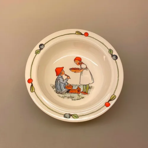 Elsa Beskow Dyb Tallerken - Putte i blåbærskoven, skål, putte, blåbærskoven, Elsa Beskow, astrid lindgren, sverige, svensk, børnebøger, tegner, eventyr, historier, service, til børn, smukke, tegninger, illustrationer, børneservice, tallerken, skål, krus, bestik, dåbsgave, barnedåb, nyfødt, barselsgave, emil, ida, småland, lønneberg, gave, gaveide, nostalgisk, biti, ribe, bærfolket