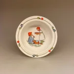 Elsa Beskow Dyb Tallerken - Putte i blåbærskoven, skål, putte, blåbærskoven, Elsa Beskow, astrid lindgren, sverige, svensk, børnebøger, tegner, eventyr, historier, service, til børn, smukke, tegninger, illustrationer, børneservice, tallerken, skål, krus, bestik, dåbsgave, barnedåb, nyfødt, barselsgave, emil, ida, småland, lønneberg, gave, gaveide, nostalgisk, biti, ribe, bærfolket