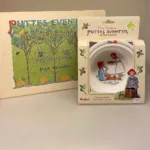 Elsa Beskow Dyb Tallerken - Putte i blåbærskoven, skål, putte, blåbærskoven, Elsa Beskow, astrid lindgren, sverige, svensk, børnebøger, tegner, eventyr, historier, service, til børn, smukke, tegninger, illustrationer, børneservice, tallerken, skål, krus, bestik, dåbsgave, barnedåb, nyfødt, barselsgave, emil, ida, småland, lønneberg, gave, gaveide, nostalgisk, biti, ribe, bærfolket