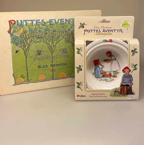 Elsa Beskow Dyb Tallerken - Putte i blåbærskoven, skål, putte, blåbærskoven, Elsa Beskow, astrid lindgren, sverige, svensk, børnebøger, tegner, eventyr, historier, service, til børn, smukke, tegninger, illustrationer, børneservice, tallerken, skål, krus, bestik, dåbsgave, barnedåb, nyfødt, barselsgave, emil, ida, småland, lønneberg, gave, gaveide, nostalgisk, biti, ribe, bærfolket