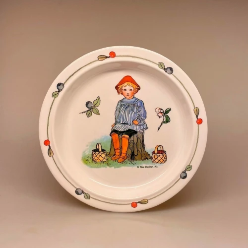 Elsa Beskow service Putte i blåbærskoven flad tallerken, putte, blåbærskoven, Elsa Beskow, astrid lindgren, sverige, svensk, børnebøger, tegner, eventyr, historier, service, til børn, smukke, tegninger, illustrationer, børneservice, tallerken, skål, krus, bestik, dåbsgave, barnedåb, nyfødt, barselsgave, emil, ida, småland, lønneberg, gave, gaveide, nostalgisk, biti, ribe