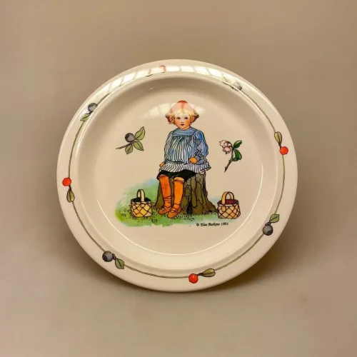 Elsa Beskow service Putte i blåbærskoven flad tallerken, putte, blåbærskoven, Elsa Beskow, astrid lindgren, sverige, svensk, børnebøger, tegner, eventyr, historier, service, til børn, smukke, tegninger, illustrationer, børneservice, tallerken, skål, krus, bestik, dåbsgave, barnedåb, nyfødt, barselsgave, emil, ida, småland, lønneberg, gave, gaveide, nostalgisk, biti, ribe