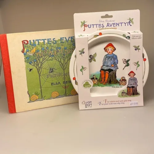 Elsa Beskow service Putte i blåbærskoven flad tallerken, putte, blåbærskoven, Elsa Beskow, astrid lindgren, sverige, svensk, børnebøger, tegner, eventyr, historier, service, til børn, smukke, tegninger, illustrationer, børneservice, tallerken, skål, krus, bestik, dåbsgave, barnedåb, nyfødt, barselsgave, emil, ida, småland, lønneberg, gave, gaveide, nostalgisk, biti, ribe, børnebog, original, gammel, eventyr