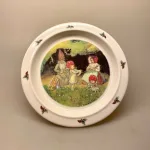 Elsa Beskow service flad tallerken Tomtebo børnene, service, til børn, børneservice, flad, tallerken, børnetallerken, baby, shower, barnedåb, barselsgave, dåbsgave, fødselsdag, gave, gaveide, elsa beskow, tomtebo, de små skovnisser, eventyr, svensk, astrid lindgren, nostalgisk, fint, sødt, emil, biti, ribe, tegninger, motiver,