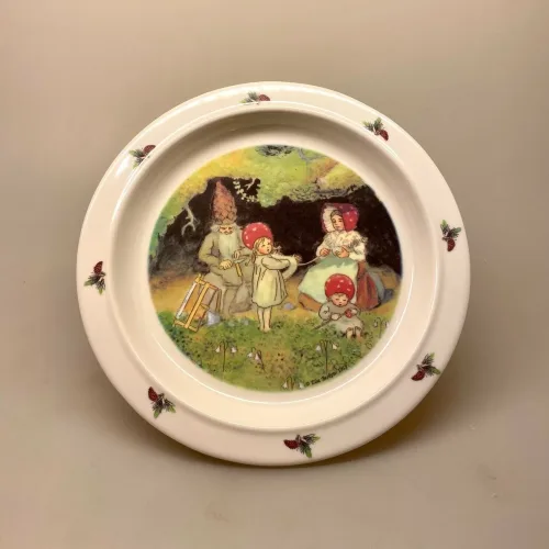 Elsa Beskow service flad tallerken Tomtebo børnene, service, til børn, børneservice, flad, tallerken, børnetallerken, baby, shower, barnedåb, barselsgave, dåbsgave, fødselsdag, gave, gaveide, elsa beskow, tomtebo, de små skovnisser, eventyr, svensk, astrid lindgren, nostalgisk, fint, sødt, emil, biti, ribe, tegninger, motiver,