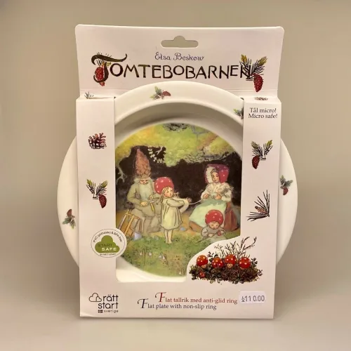 Elsa Beskow service flad tallerken Tomtebo børnene, service, til børn, børneservice, flad, tallerken, børnetallerken, baby, shower, barnedåb, barselsgave, dåbsgave, fødselsdag, gave, gaveide, elsa beskow, tomtebo, de små skovnisser, eventyr, svensk, astrid lindgren, nostalgisk, fint, sødt, emil, biti, ribe, tegninger, motiver,