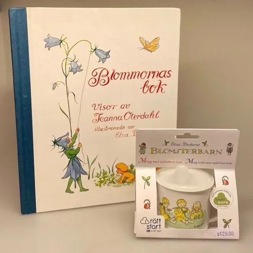 Elsa Beskow Krus med Låg - Blomsterbørn, blomsterbarnen, blomsterfesten, blomsternes bog, astrid lindgren, billedbøger, eventyr, illustrationer, tegninger, tudkop, kop, krus, lågkrus, baby, babyshower, barnedåb, dåbsgave, barselsgave, svensk, nostalgisk, service, til børn, drikke, tud, biti, ribe