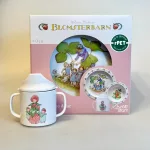 Blomsterbørn - en serie i rød/gul/blå. Den flade tallerken med blåt motiv, den dybe med rødt og kruset med gult og rødt., Elsa Beskow Krus med Låg - Blomsterbørn, blomsterbarnen, blomsterfesten, blomsternes bog, astrid lindgren, billedbøger, eventyr, illustrationer, tegninger, tudkop, kop, krus, lågkrus, baby, babyshower, barnedåb, dåbsgave, barselsgave, svensk, nostalgisk, service, til børn, drikke, tud, biti, ribe