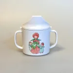 Elsa Beskow Krus med Låg - Blomsterbørn, blomsterbarnen, blomsterfesten, blomsternes bog, astrid lindgren, billedbøger, eventyr, illustrationer, tegninger, tudkop, kop, krus, lågkrus, baby, babyshower, barnedåb, dåbsgave, barselsgave, svensk, nostalgisk, service, til børn, drikke, tud, biti, ribe