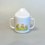 Elsa Beskow Krus med Låg - Blomsterbørn, blomsterbarnen, blomsterfesten, blomsternes bog, astrid lindgren, billedbøger, eventyr, illustrationer, tegninger, tudkop, kop, krus, lågkrus, baby, babyshower, barnedåb, dåbsgave, barselsgave, svensk, nostalgisk, service, til børn, drikke, tud, biti, ribe