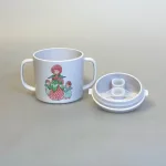 Blomsterbørn - en serie i rød/gul/blå. Den flade tallerken med blåt motiv, den dybe med rødt og kruset med gult og rødt., Elsa Beskow Krus med Låg - Blomsterbørn, blomsterbarnen, blomsterfesten, blomsternes bog, astrid lindgren, billedbøger, eventyr, illustrationer, tegninger, tudkop, kop, krus, lågkrus, baby, babyshower, barnedåb, dåbsgave, barselsgave, svensk, nostalgisk, service, til børn, drikke, tud, biti, ribe