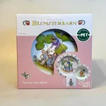 Blomsterbørn - en serie i rød/gul/blå. Den flade tallerken med blåt motiv, den dybe med rødt og kruset med gult og rødt., Elsa Beskow Krus med Låg - Blomsterbørn, blomsterbarnen, blomsterfesten, blomsternes bog, astrid lindgren, billedbøger, eventyr, illustrationer, tegninger, tudkop, kop, krus, lågkrus, baby, babyshower, barnedåb, dåbsgave, barselsgave, svensk, nostalgisk, service, til børn, drikke, tud, biti, ribe