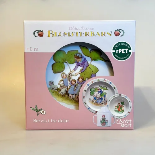 Blomsterbørn - en serie i rød/gul/blå. Den flade tallerken med blåt motiv, den dybe med rødt og kruset med gult og rødt., Elsa Beskow Krus med Låg - Blomsterbørn, blomsterbarnen, blomsterfesten, blomsternes bog, astrid lindgren, billedbøger, eventyr, illustrationer, tegninger, tudkop, kop, krus, lågkrus, baby, babyshower, barnedåb, dåbsgave, barselsgave, svensk, nostalgisk, service, til børn, drikke, tud, biti, ribe