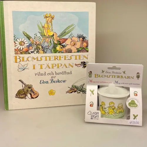 Elsa Beskow Krus med Låg - Blomsterbørn, blomsterbarnen, blomsterfesten, blomsternes bog, astrid lindgren, billedbøger, eventyr, illustrationer, tegninger, tudkop, kop, krus, lågkrus, baby, babyshower, barnedåb, dåbsgave, barselsgave, svensk, nostalgisk, service, til børn, drikke, tud, biti, ribe