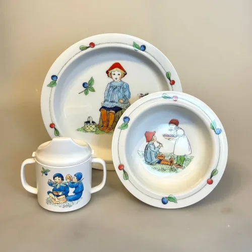 Elsa Beskow Dyb Tallerken - Putte i Blåbærskoven, Elsa Beskow Gaveæske Service - Putte i Blåbærskoven, Elsa Beskow Krus med Låg - Putte i blåbærskoven, blomsterfesten, blomsternes bog, astrid lindgren, billedbøger, eventyr, illustrationer, tegninger, tudkop, kop, krus, lågkrus, baby, babyshower, barnedåb, dåbsgave, barselsgave, svensk, nostalgisk, service, til børn, drikke, tud, biti, ribe