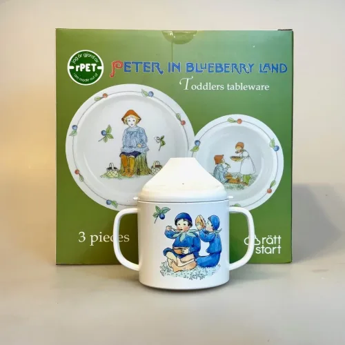 Elsa Beskow Gaveæske Service - Putte i Blåbærskoven, Elsa Beskow Krus med Låg - Putte i blåbærskoven, blomsterfesten, blomsternes bog, astrid lindgren, billedbøger, eventyr, illustrationer, tegninger, tudkop, kop, krus, lågkrus, baby, babyshower, barnedåb, dåbsgave, barselsgave, svensk, nostalgisk, service, til børn, drikke, tud, biti, ribe