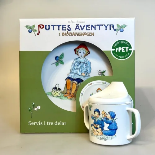 Elsa Beskow Gaveæske Service - Putte i Blåbærskoven, Elsa Beskow Krus med Låg - Putte i blåbærskoven, blomsterfesten, blomsternes bog, astrid lindgren, billedbøger, eventyr, illustrationer, tegninger, tudkop, kop, krus, lågkrus, baby, babyshower, barnedåb, dåbsgave, barselsgave, svensk, nostalgisk, service, til børn, drikke, tud, biti, ribe