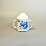 Elsa Beskow Krus med Låg - Putte i blåbærskoven, blomsterfesten, blomsternes bog, astrid lindgren, billedbøger, eventyr, illustrationer, tegninger, tudkop, kop, krus, lågkrus, baby, babyshower, barnedåb, dåbsgave, barselsgave, svensk, nostalgisk, service, til børn, drikke, tud, biti, ribe