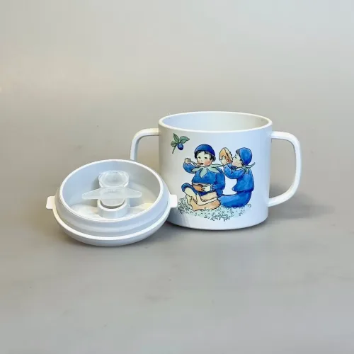 Elsa Beskow Krus med Låg - Putte i blåbærskoven, blomsterfesten, blomsternes bog, astrid lindgren, billedbøger, eventyr, illustrationer, tegninger, tudkop, kop, krus, lågkrus, baby, babyshower, barnedåb, dåbsgave, barselsgave, svensk, nostalgisk, service, til børn, drikke, tud, biti, ribe