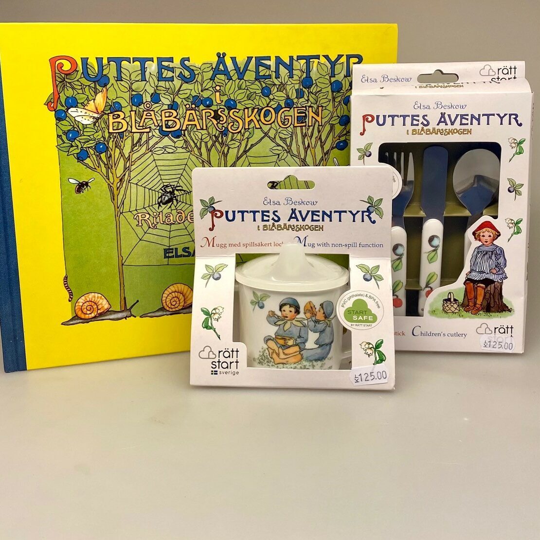 Elsa Beskow Krus med Låg - Putte i blåbærskoven, blomsterfesten, blomsternes bog, astrid lindgren, billedbøger, eventyr, illustrationer, tegninger, tudkop, kop, krus, lågkrus, baby, babyshower, barnedåb, dåbsgave, barselsgave, svensk, nostalgisk, service, til børn, drikke, tud, biti, ribe