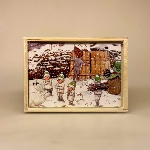 Elsa Beskow trææske med 4 puslespil - Tomtebo børnene, børnespil, børne puslespil, børnepuslespil, svensk, småland, astrid lindgren, skovnisser, paddehattefamilie, for de små, baby shower, barselsgave, dåbsgave, barnedåb, træ, træting, trææske, biti, ribe, nostalgisk, legetøj, retro,