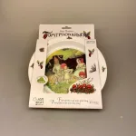 Elsa Beskow service flad tallerken Tomtebo børnene, service, til børn, børneservice, flad, tallerken, børnetallerken, baby, shower, barnedåb, barselsgave, dåbsgave, fødselsdag, gave, gaveide, elsa beskow, tomtebo, de små skovnisser, eventyr, svensk, astrid lindgren, nostalgisk, fint, sødt, emil, biti, ribe, tegninger, motiver,