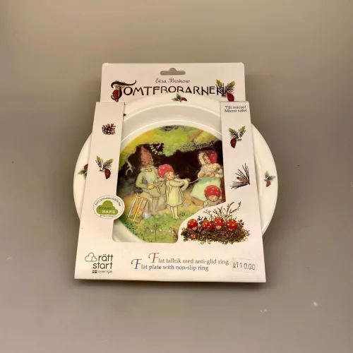Elsa Beskow service flad tallerken Tomtebo børnene, service, til børn, børneservice, flad, tallerken, børnetallerken, baby, shower, barnedåb, barselsgave, dåbsgave, fødselsdag, gave, gaveide, elsa beskow, tomtebo, de små skovnisser, eventyr, svensk, astrid lindgren, nostalgisk, fint, sødt, emil, biti, ribe, tegninger, motiver,