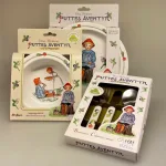 Elsa Beskow service Putte i blåbærskoven flad tallerken, putte, blåbærskoven, Elsa Beskow, astrid lindgren, sverige, svensk, børnebøger, tegner, eventyr, historier, service, til børn, smukke, tegninger, illustrationer, børneservice, tallerken, skål, krus, bestik, dåbsgave, barnedåb, nyfødt, barselsgave, emil, ida, småland, lønneberg, gave, gaveide, nostalgisk, biti, ribe