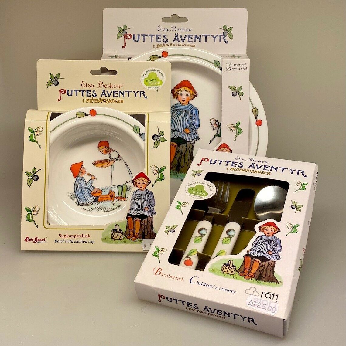 Elsa Beskow service Putte i blåbærskoven flad tallerken, putte, blåbærskoven, Elsa Beskow, astrid lindgren, sverige, svensk, børnebøger, tegner, eventyr, historier, service, til børn, smukke, tegninger, illustrationer, børneservice, tallerken, skål, krus, bestik, dåbsgave, barnedåb, nyfødt, barselsgave, emil, ida, småland, lønneberg, gave, gaveide, nostalgisk, biti, ribe