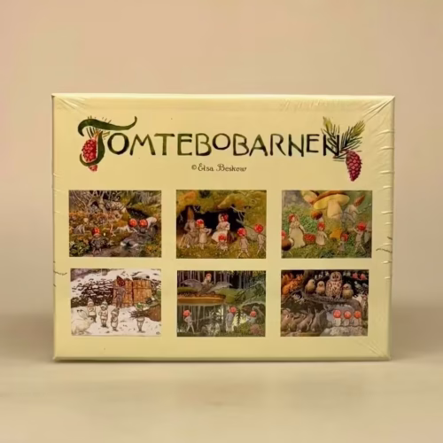Elsa Beskow spil - Terning Puslespil -Tomtebo børnene, puslespil, klodspuslespil, terning, klods, kubb, små, børn, spil, leg, lærerigt, nostalgisk, tomtebo børnene, de små skovnisser, elsa beskow, svensk, sødt, fint, tegnunger, motiver, gave, gaveide, barnedåb, dpbsgave, børnehave, småbørn, udvikling, indlæring, underholdning, stimulerende, bedsteforældre, biti, ribe, børnespil,