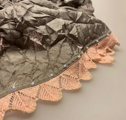 Silketørklæde 1213 med broderi - Grå/Rosa, silketørklæde, seiden schal, broderi, broderet, feminint, sødt, hæklet kant, palietter, perler, specilt, smukt, ren silke, festtilbehør, festtøj, accessories, galla, stola, bolero, tørklæde, tørklæder, lysegråt, rosa, lyserødt, gråt, biti, ribe, dansk, design,