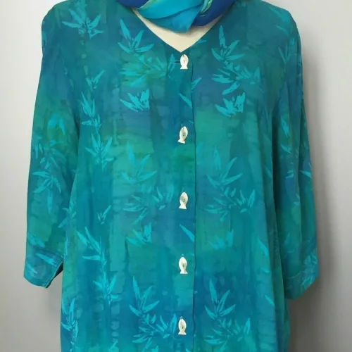 Skjortebluse A-facon med knapper - 109 Bambus Turkis, turkis, tyrkis, blå, grønne, lang, løs, vidde, ned over, lange ærmer, langærmet, jakke, skjorte, skjortebluse, tunika, festlig, festtøj, kulørt, farverig, farveglad, farver, flot, let, åndbar, unika, biti, ribe, tøj, damer, tidsløs, tryk, batik, holdbar, bæredygtig, GOTS, bio, økologisk