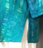 Batikbluse Model 125 med knapper - Gingko Turkis, chiffon, viskose, rayon, håndlavet, håndtrykt, turkis, tyrkis, havfarver, gingko blad, natur, naturmateriale, biti, ribe, skjorte, skjortebluse