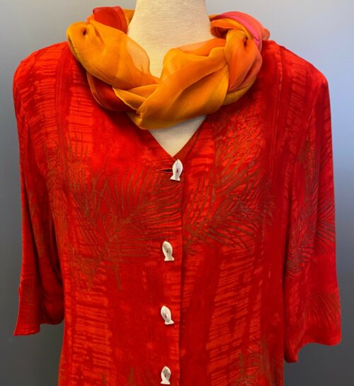 Batikbluse 122 med Fiskeknapper – Palme Rød, skjorte, bluse, jakke, festligt, rigtig, rød, postkasserød, knald, åndbar, natur, bomuld, silke, batik, batiktryk, batikfarve, håndtrykt, let, luftig, slankende, biti, ribe